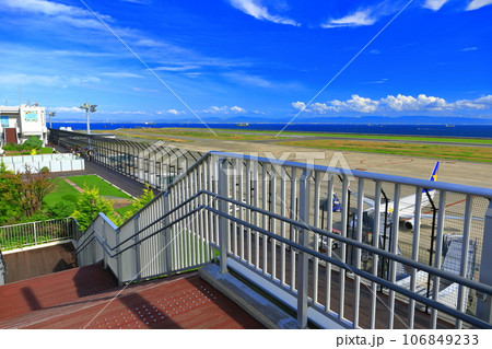 【兵庫県】晴天の神戸空港の送迎デッキ 106849233