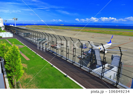 【兵庫県】晴天の神戸空港の送迎デッキ 106849234