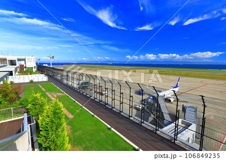 【兵庫県】晴天の神戸空港の送迎デッキ 106849235