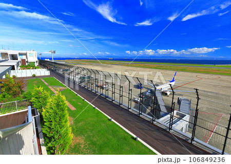 【兵庫県】晴天の神戸空港の送迎デッキ 106849236