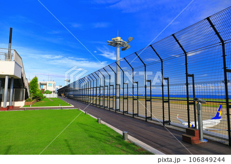 【兵庫県】晴天の神戸空港の送迎デッキ 106849244