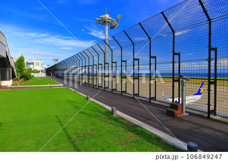 【兵庫県】晴天の神戸空港の送迎デッキ 106849247