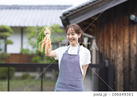 田舎で暮らす可愛い女性 106849361