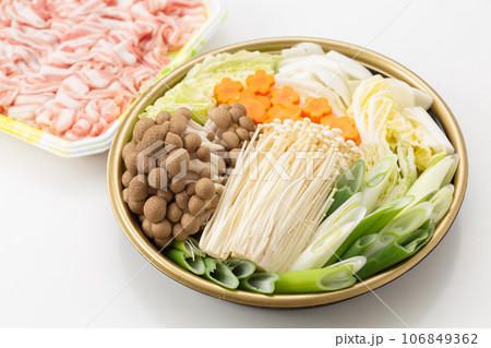 しゃぶしゃぶ用の野菜セットと豚肉 しゃぶしゃぶ用の野菜セットと豚肉 106849362