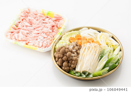 しゃぶしゃぶ用の野菜セットと豚肉 106849441