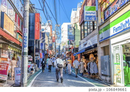 東京世田谷の都市風景　下北沢ショッピングストリート 106849661