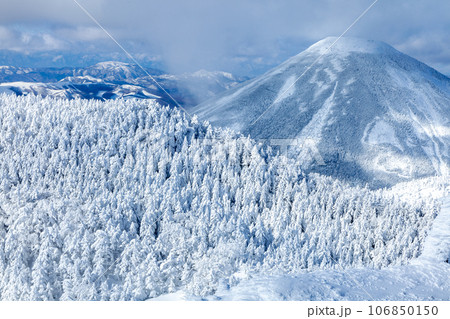青空と美しい樹氷と雪山4 青空と美しい樹氷と雪山4 106850150