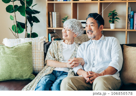 リビングでくつろぐシニアの夫婦 106850578