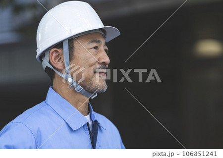 ヘルメットを被った作業服姿の50代の男性　横顔 106851241