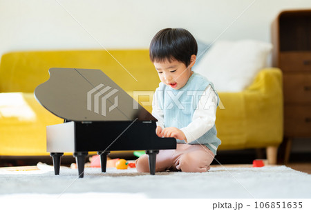 リビングでおもちゃのピアノを弾く3歳の男の子 106851635