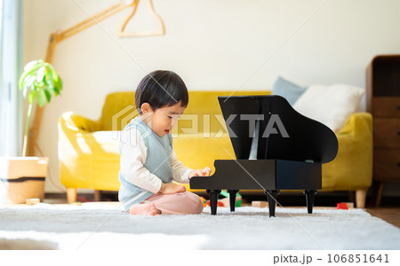 リビングでおもちゃのピアノを弾く3歳の男の子 106851641