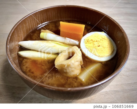 長ネギとにんじんとちくわの味噌汁 106851669