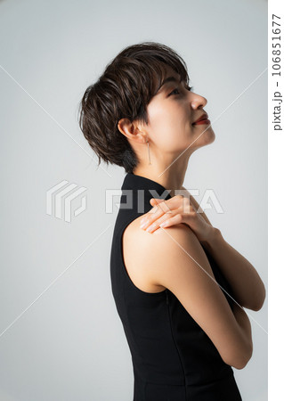 ショートカットの40代女性 106851677