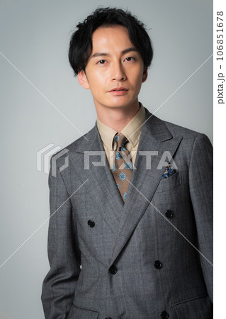 ダブルスーツの30代男性 ダブルスーツの30代男性 106851678