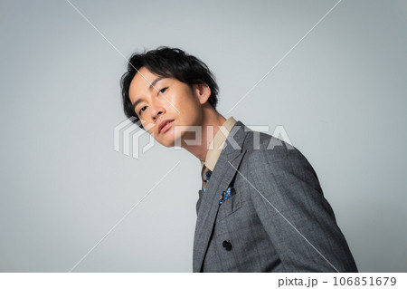 ダブルスーツの30代男性 106851679