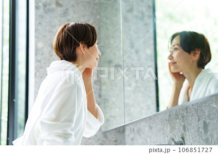 バスローブの40代女性 106851727