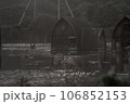 暗闇の中の明るさを感じる水没した村 106852153