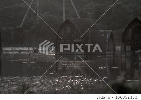 暗闇の中の明るさを感じる水没した村 106852153