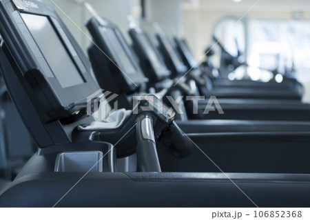 スポーツジムに並んだトレーニングマシン 106852368