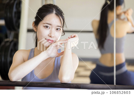スポーツジムで休憩をする若い女性 106852603