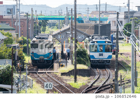 【牟岐線】羽ノ浦駅で列車交換する普通列車と特急むろと 【牟岐線】羽ノ浦駅で列車交換する普通列車と特急むろと 106852646