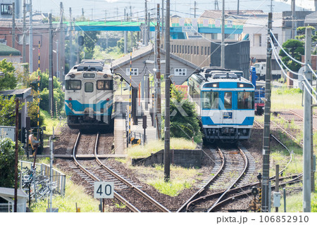 【牟岐線】羽ノ浦駅で列車交換する普通列車と特急むろと 【牟岐線】羽ノ浦駅で列車交換する普通列車と特急むろと 106852910