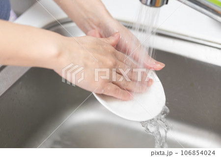 写真素材: お皿を洗うイメージ 106854024