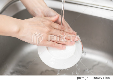 写真素材: お皿を洗うイメージ 106854160