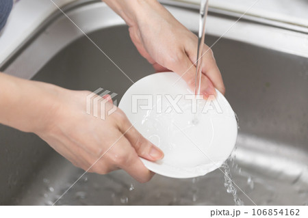 写真素材: お皿を洗うイメージ 106854162