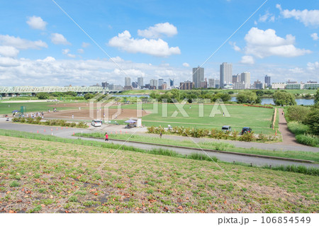 荒川 赤羽緑地越しに望む川口市のビル群 東京都北区 荒川 赤羽緑地越しに望む川口市のビル群 東京都北区 106854549