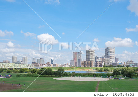 荒川　赤羽緑地越しに望む川口市のビル群　東京都北区 106854553