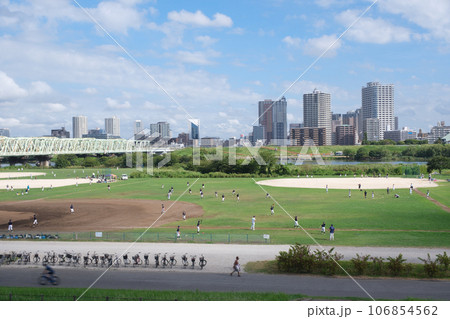 荒川 赤羽緑地と川口市のビル群 東京都北区 荒川 赤羽緑地と川口市のビル群 東京都北区 106854562