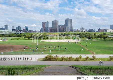 荒川　赤羽緑地と川口市のビル群　東京都北区 106854566