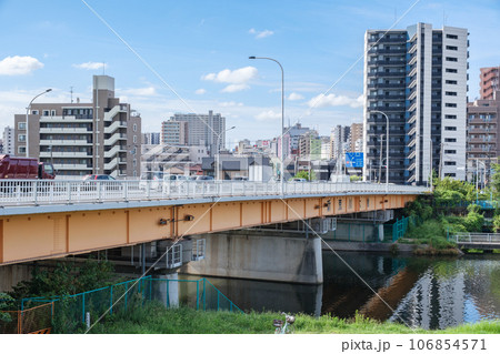 新荒川大橋越しに望む赤羽方面の街並み　東京都北区 106854571