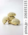 白い背景のメロンパン 白い背景のメロンパン 106855155