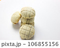 白い背景のメロンパン 白い背景のメロンパン 106855156