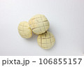 白い背景のメロンパン 白い背景のメロンパン 106855157