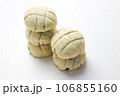 白い背景のメロンパン 白い背景のメロンパン 106855160