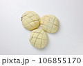白い背景のメロンパン 白い背景のメロンパン 106855170