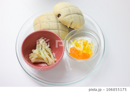 白い背景のメロンパン 白い背景のメロンパン 106855175