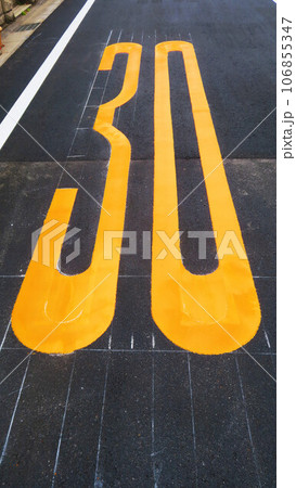 時速30kmの制限速度が路面に表示されている風景 時速30kmの制限速度が路面に表示されている風景 106855347