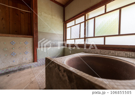 昭和の時代のタイル調のお風呂 106855505