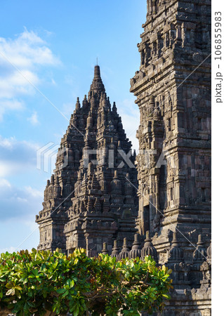 プランバナン寺院と青空（インドネシア・ジョグジャカルタ） 106855983