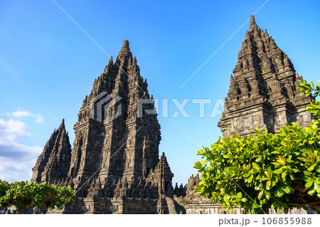 プランバナン寺院と青空（インドネシア・ジョグジャカルタ） 106855988