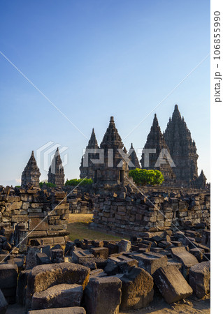 プランバナン寺院と未修復の瓦礫(インドネシア・ジョグジャカルタ) プランバナン寺院と未修復の瓦礫(インドネシア・ジョグジャカルタ) 106855990
