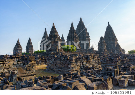 プランバナン寺院と未修復の瓦礫（インドネシア・ジョグジャカルタ） 106855991