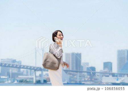 ビジネス スマートフォン 女性 ビジネス スマートフォン 女性 106856055