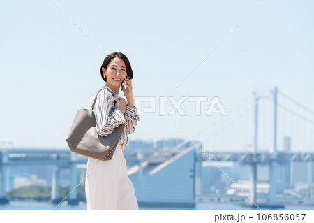ビジネス スマートフォン 女性 ビジネス スマートフォン 女性 106856057