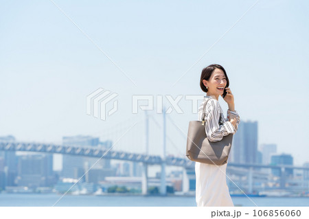 ビジネス スマートフォン 女性 ビジネス スマートフォン 女性 106856060