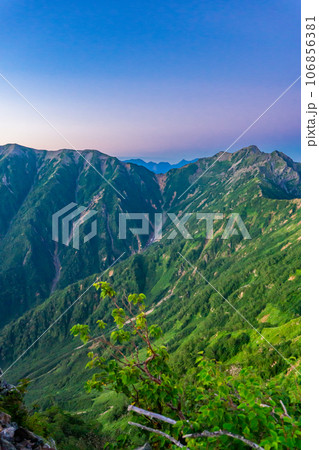 長野県の北アルプス針ノ木サーキット登山　モルゲンロートの針ノ木岳 106856381